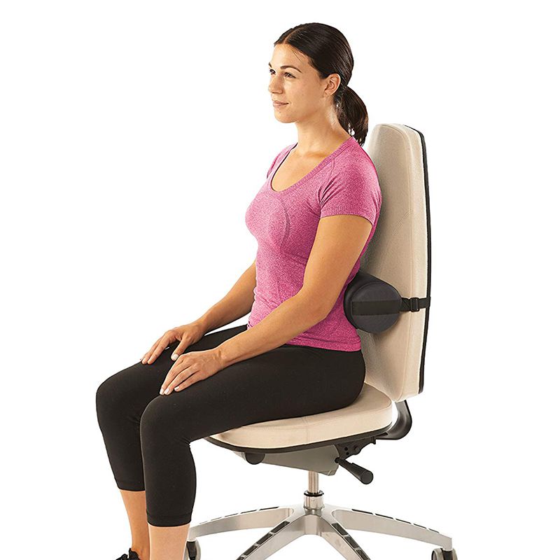Coussin lombaire fixé au dossier d’une chaise de bureau.