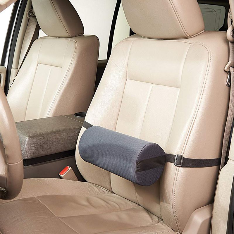 Coussin lombaire fixé au dossier d’un siège de voiture.