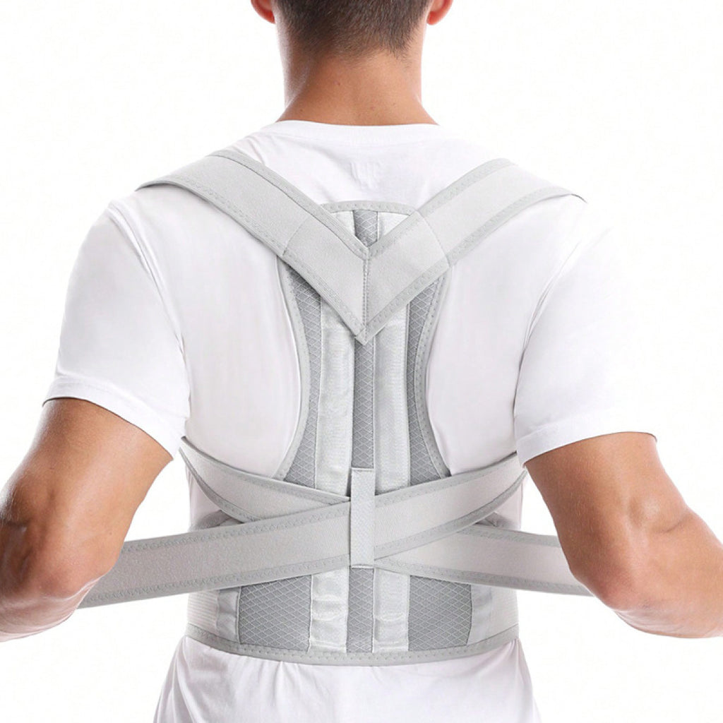 Correcteur de posture blanc cassé porté de dos pendant le réglage de la ceinture.