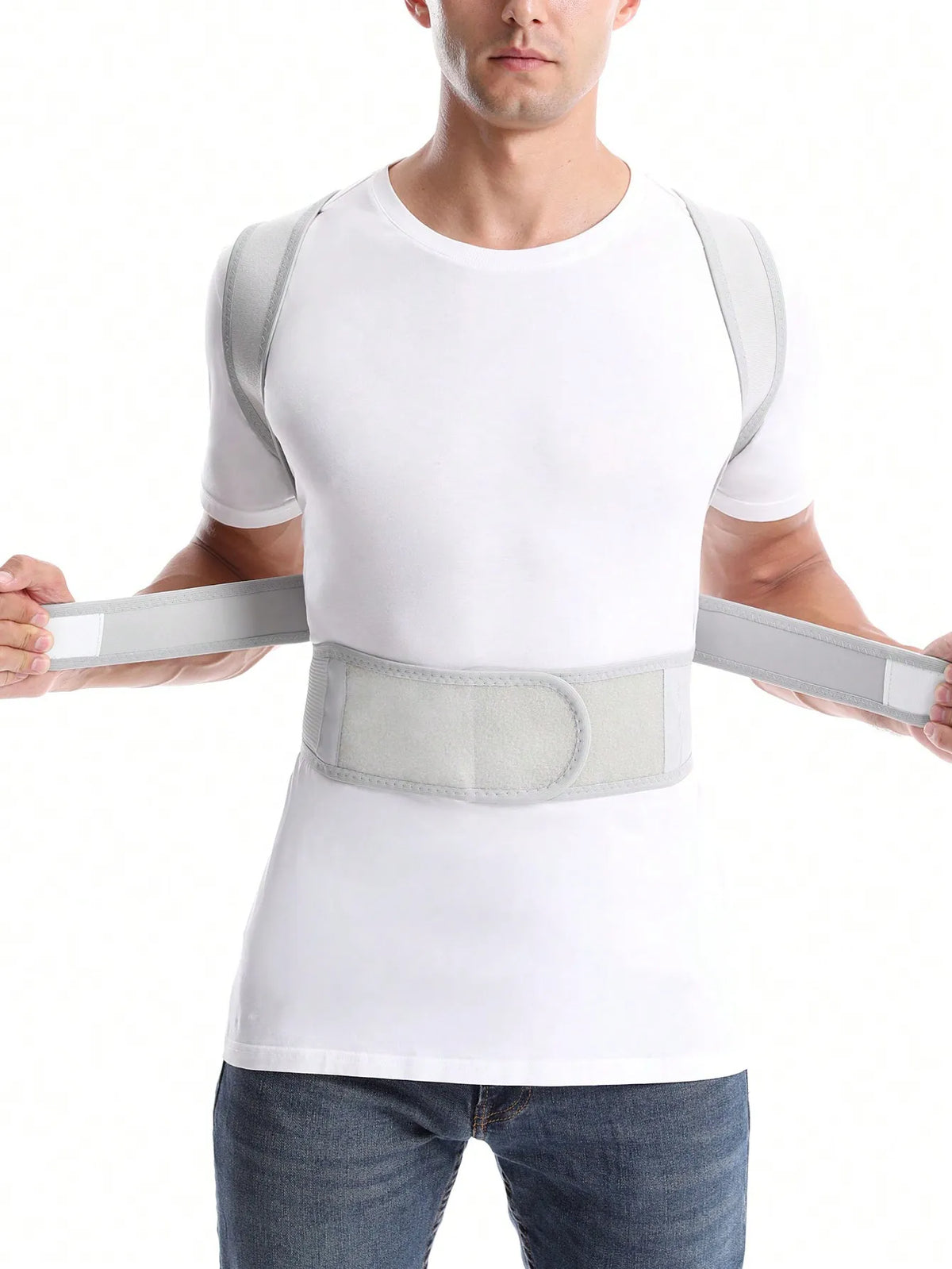 Ajustement des sangles latérales de la ceinture du correcteur blanc cassé.